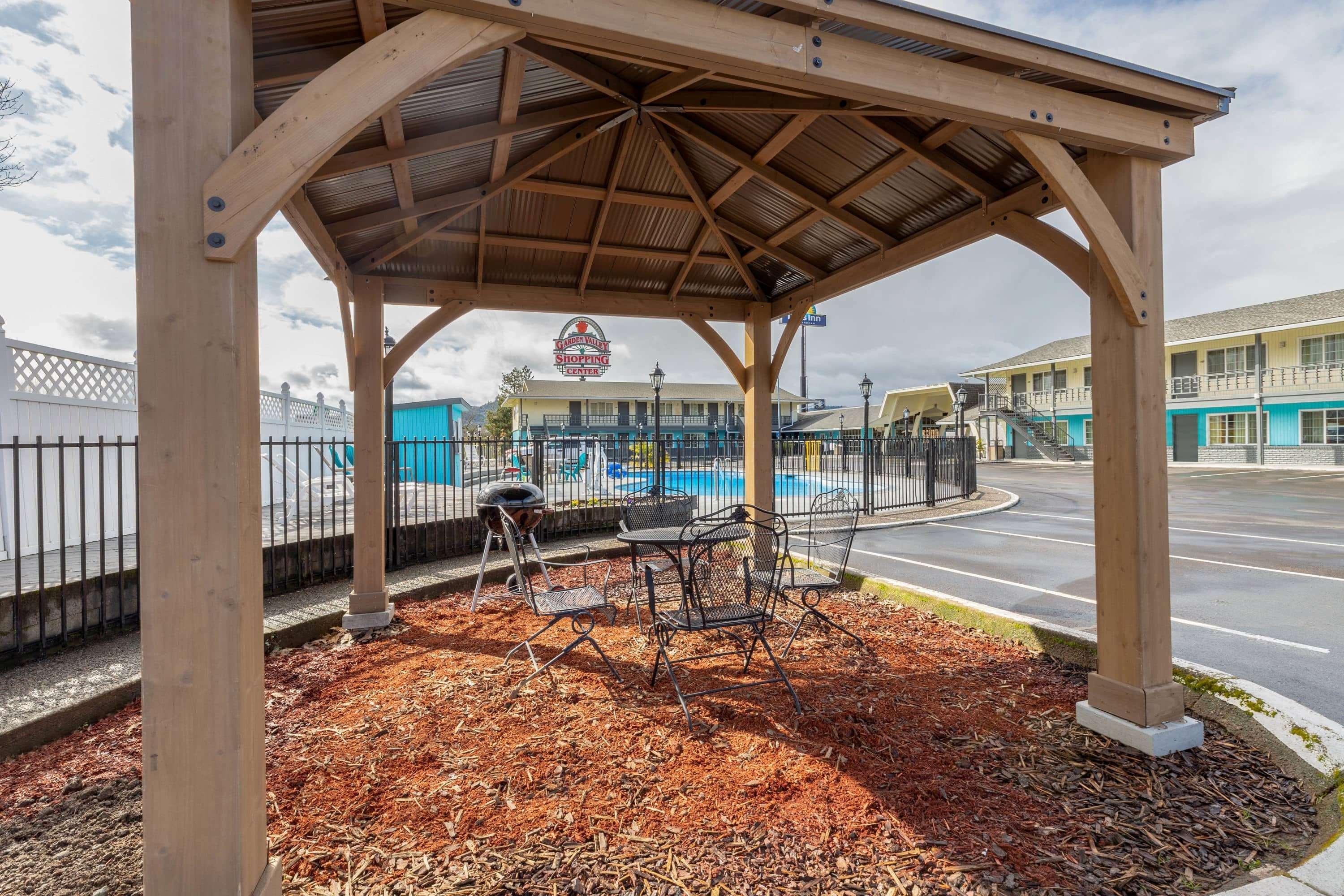 Rosewood Inn & Suites Roseburg Exterior photo