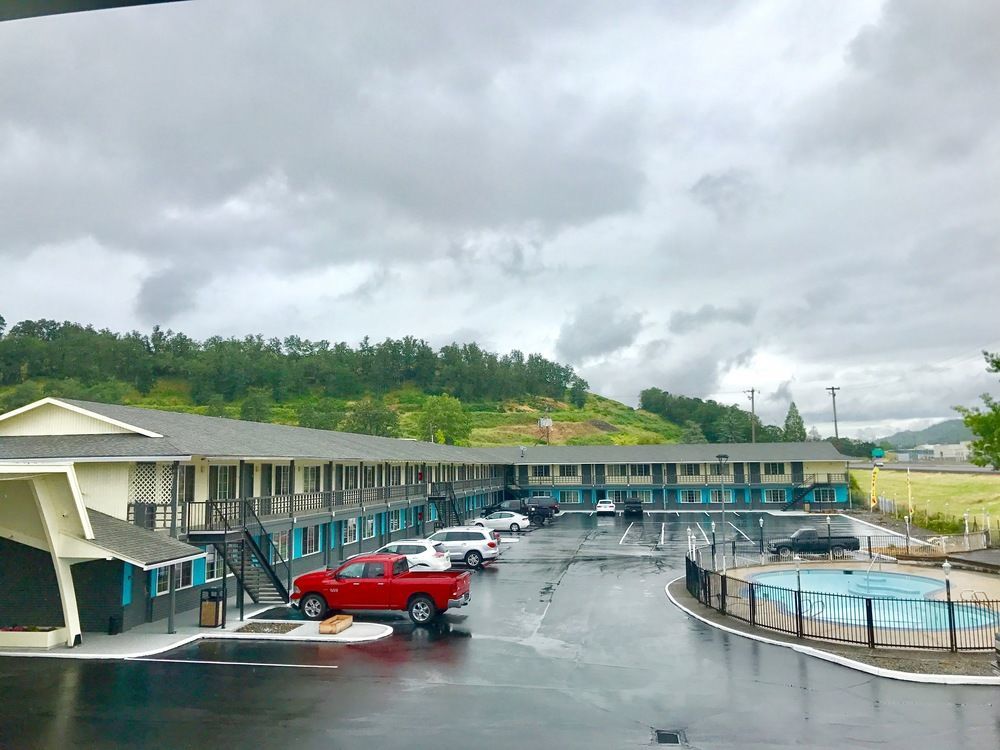 Rosewood Inn & Suites Roseburg Exterior photo