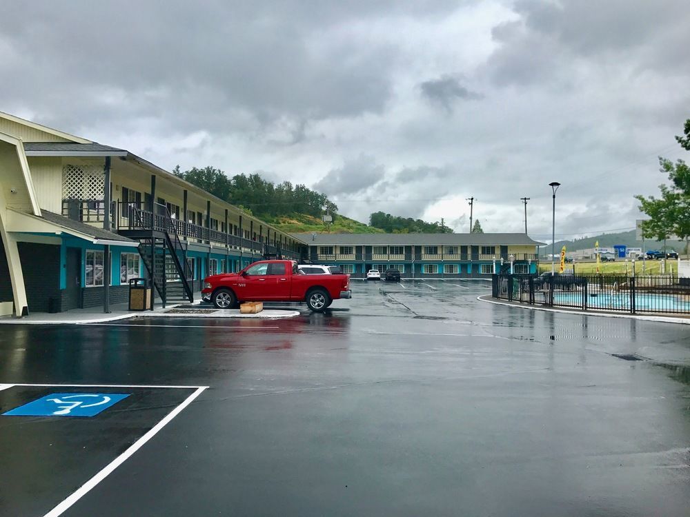 Rosewood Inn & Suites Roseburg Exterior photo