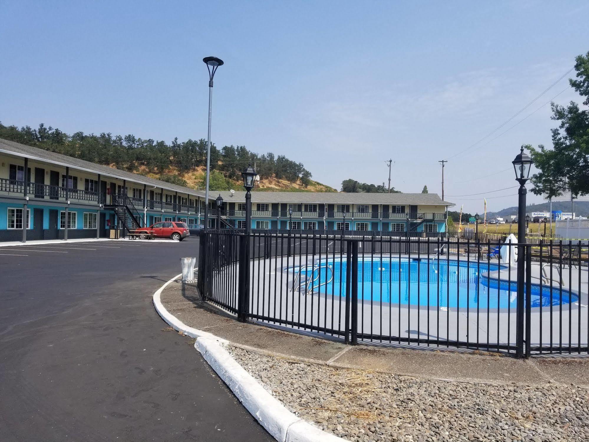 Rosewood Inn & Suites Roseburg Exterior photo